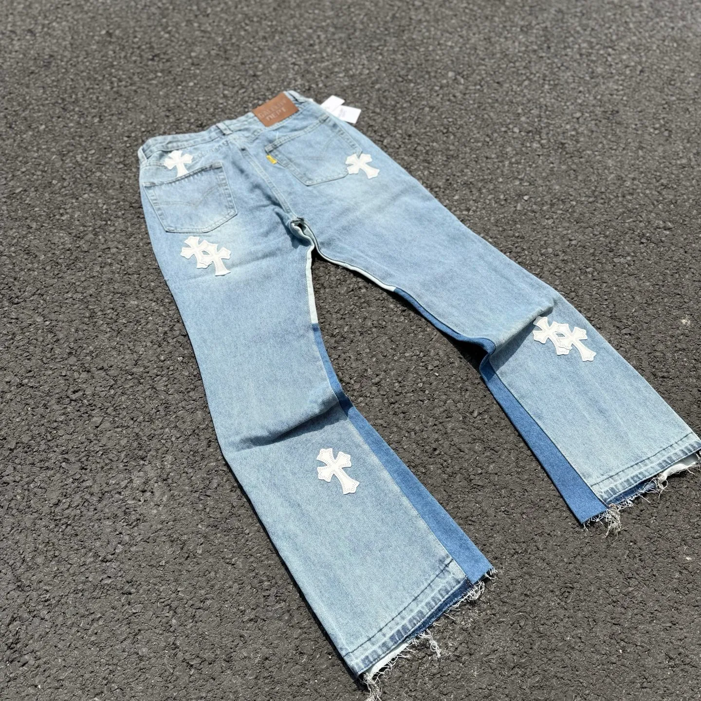 #8116 P260💰 Independent GALLERY DEPT. Vintage spliced cross loose washed flared jeans - truly restore the ultimate texture of Vintage - original hardware accessories, washed and other elevators, QR code analysis are all purchased from the original factory, high degree of restoration, welcome to compare with certain products ~ - three-dimensional version, loose and comfortable, not picky about the figure, taller and slimmer, factory Seiko, original quality control, same style for men and women, can be matched with couples, versatile recommendation, must-have jeans for all seasons -Size: 28 30 32 34 36